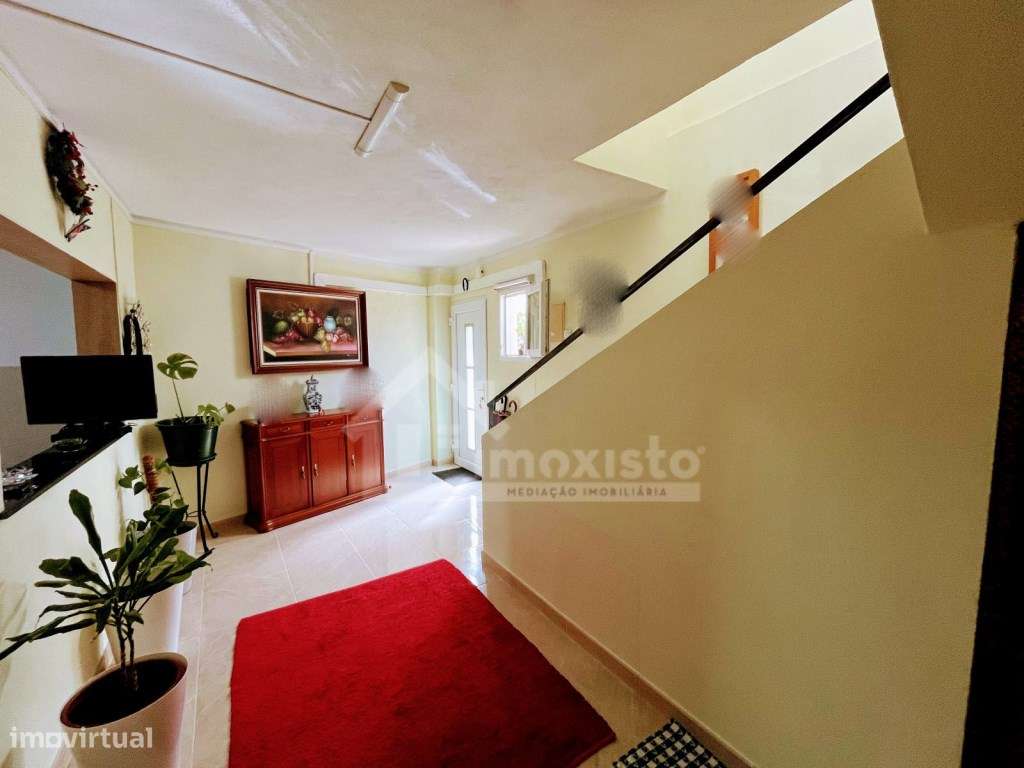 Moradia T4 pronta a habitar, com terreno e anexos em Figueiró dos V... - Grande imagem: 2/36