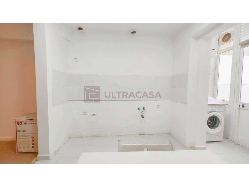 T0 Remodelado com Logradouro no Centro da Amadora-4