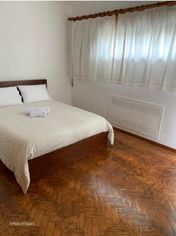 703667 - Quarto com cama de casal em casa com...