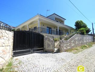Moradia T3 com garagem, jardim e piscina coberta - Figueiró dos Vinhos