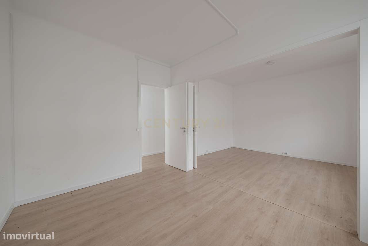 Apartamento Rés do Chão Renovado no Centro Histórico de  Angra do Hero - Grande imagem: 5/14