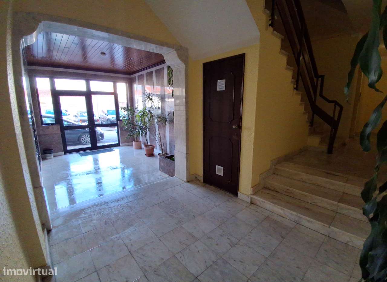 T2 com varanda, cozinha equipada e excelente localização - Grande imagem: 2/15