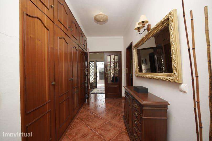 Espetacular Moradia em Setúbal com Jardim e Garagem-11