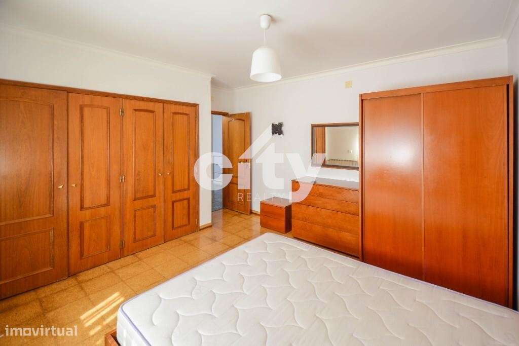 MORADIA T4  COM GARAGEM, LOTE -700 m2, ÁREA DE CONSTRUÇÃO 363 m2-16