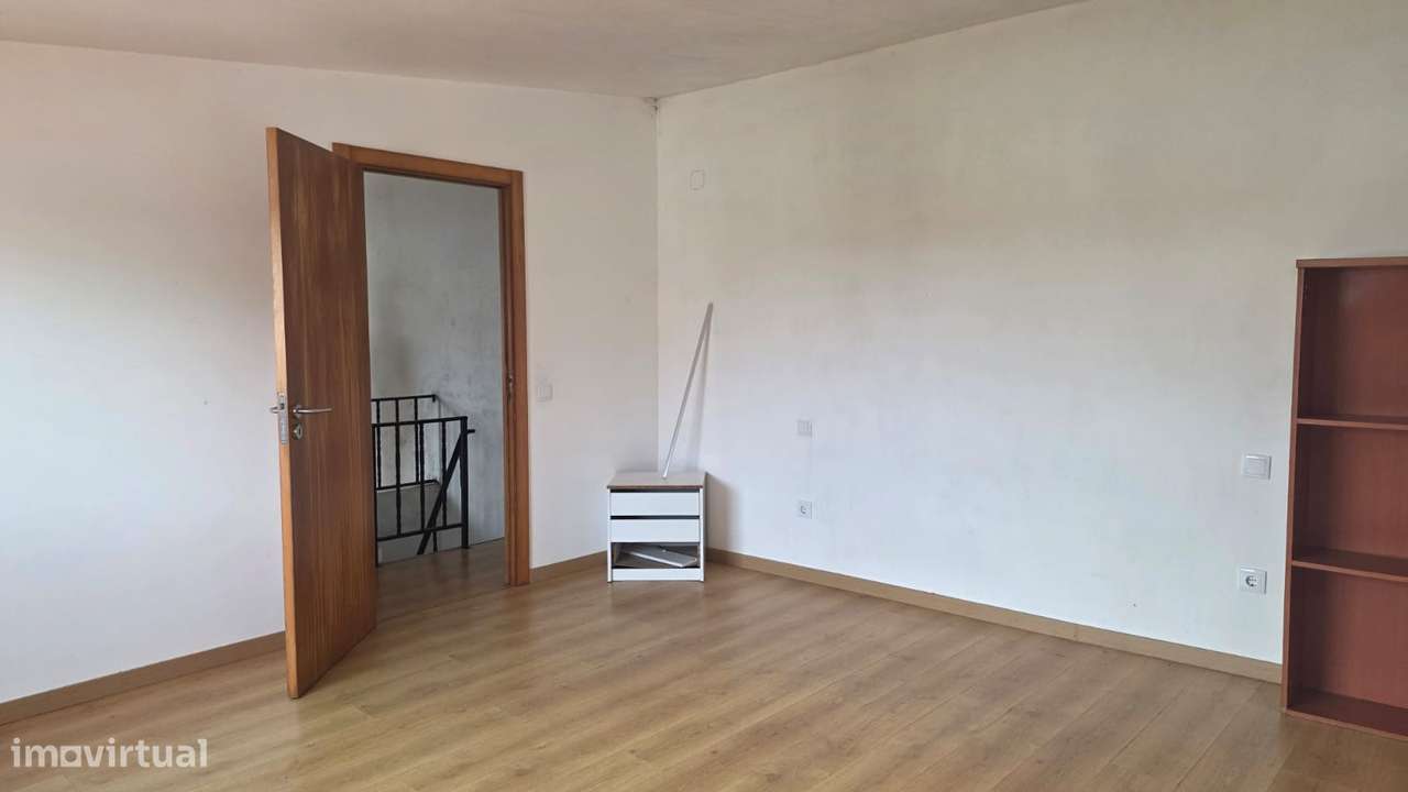 Moradia térrea T4, habitável, sem licença - M. Grande-14