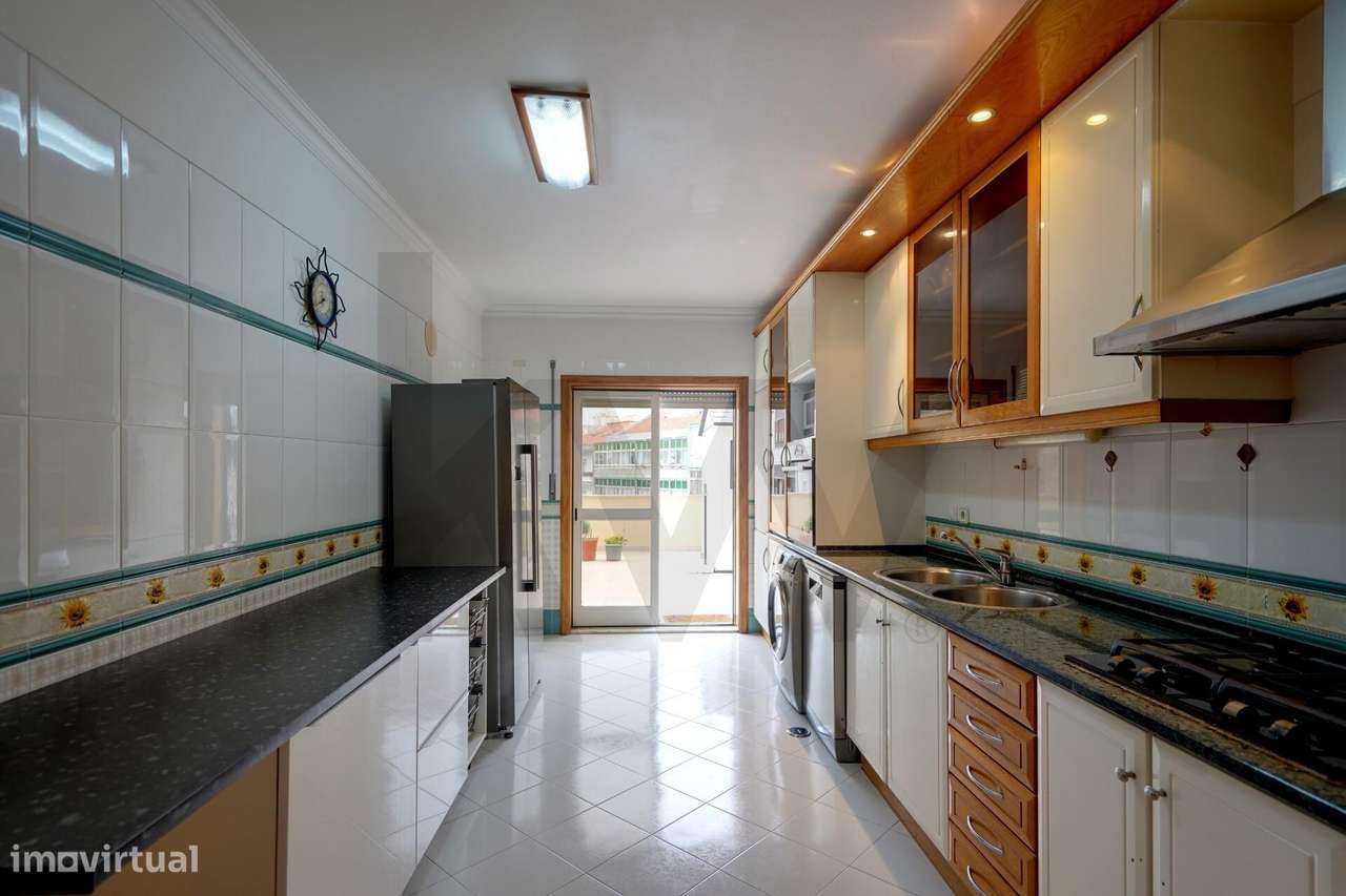 Apartamento T2 com Terraço e Arrecadação em Mem Martins-4