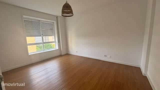 T2 Totalmente Remodelado em Ramalde | Garagem + Arrumos-11
