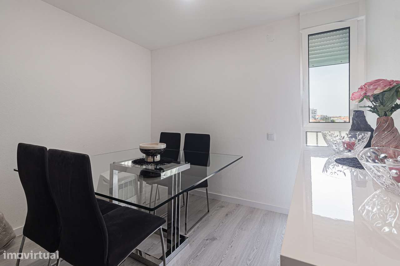 Apartamento T2 + 1 totalmente remodelado, Corroios prédio com elevador-14