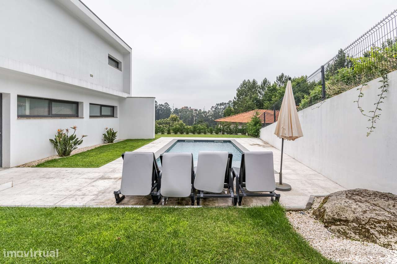 Moradia de Arquitetura Contemporânea com Piscina | Fafe-40