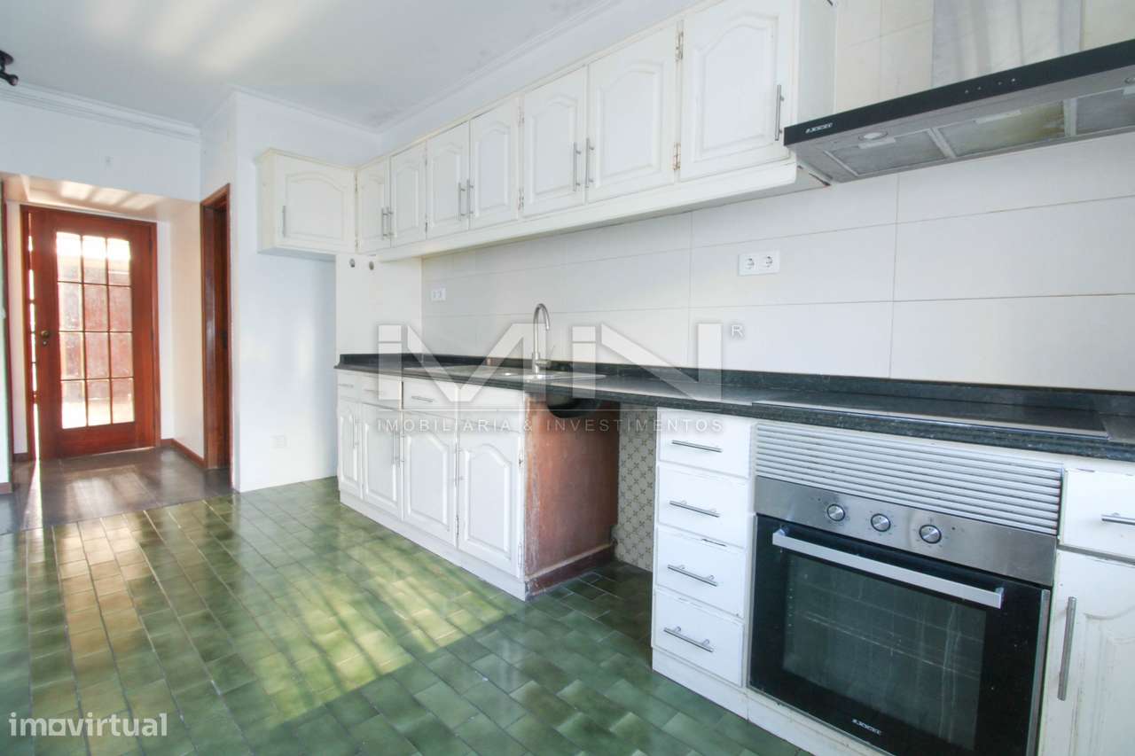 Moradia de 3 Frentes com Vista Panorâmica no Coração de Gondomar-10