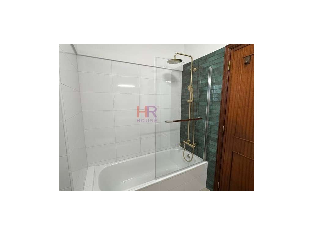 Vende-se T3 totalmente mobilado com três aparcamentos privativos.-24