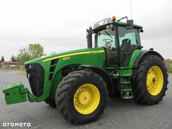 John Deere 8230 POWERSHIFT , Amortyzowna przednia os, Nie Malowany , Stan Bardzo Dobry - 1