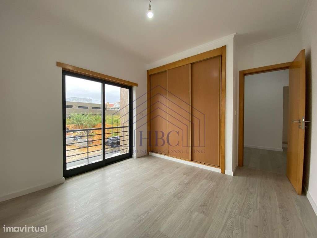 Moradia T5 Moderna e Remodelada no Feijó - Espaço, Conforto e Exclu...-28