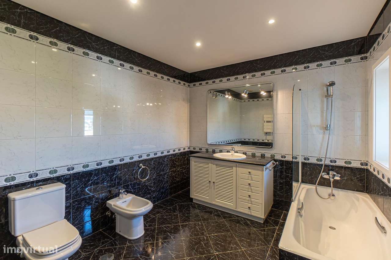 Moradia de Luxo com Elevada Privacidade, Piscinas Interior e...-52