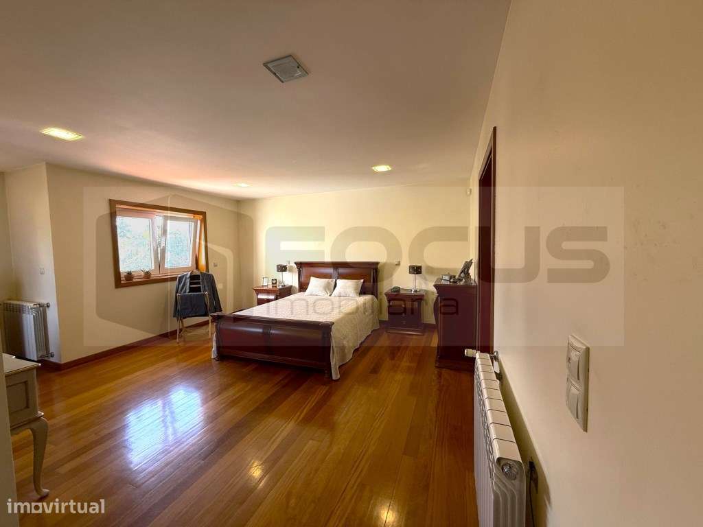 Espaçosa moradia T4 para venda em Esgueira-27