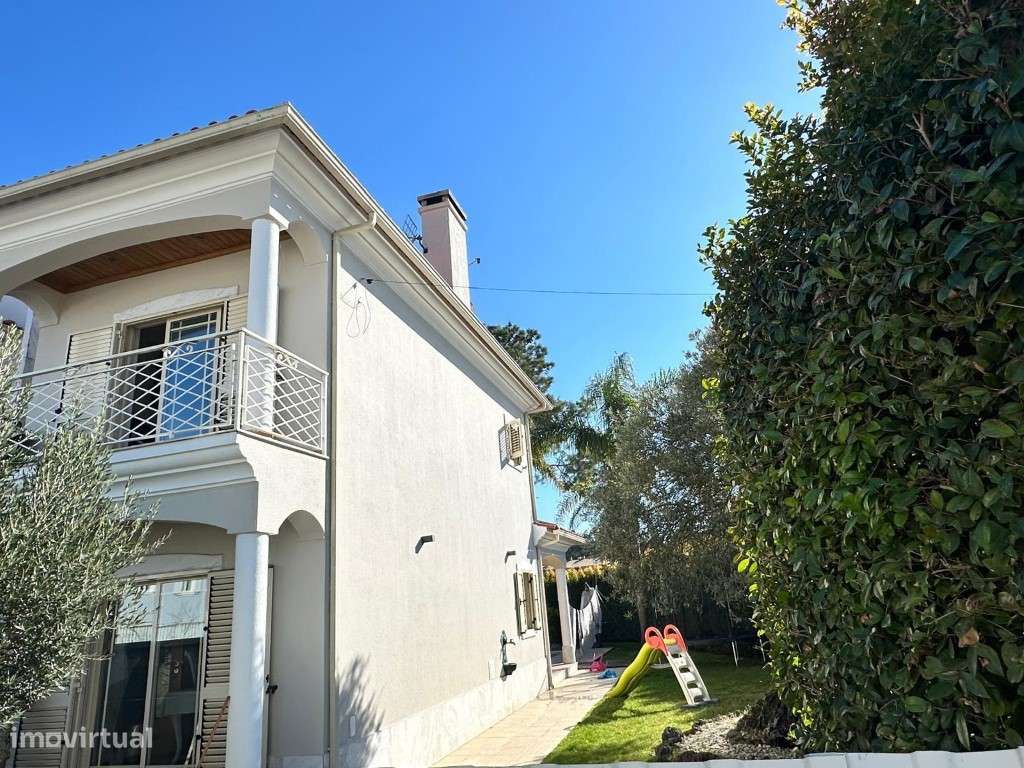 Vende-se Moradia V5 na Aroeira - Almada-20