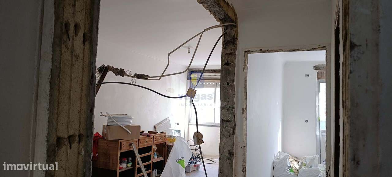 Oportunidade T2 Totalmente Remodelado em Benfica-9