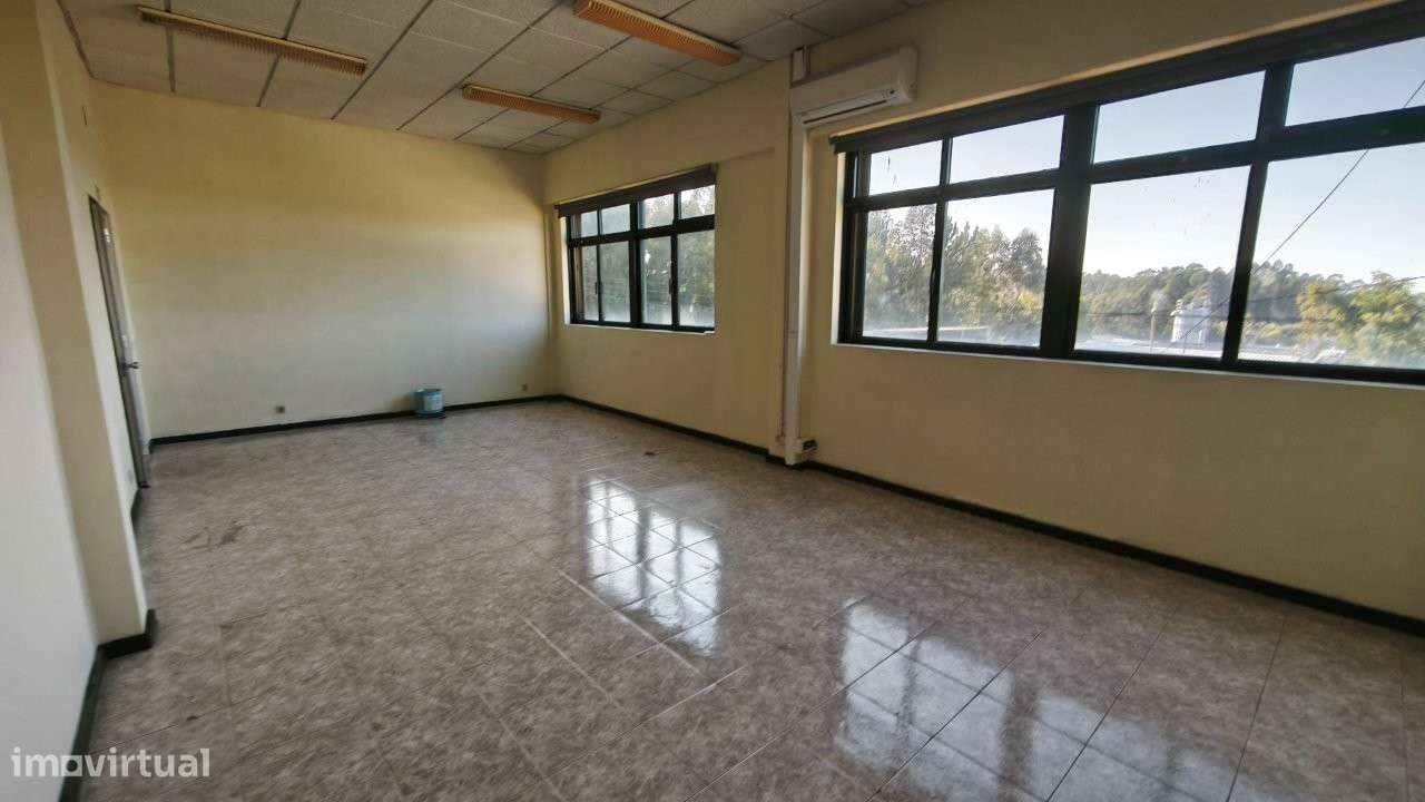 Armazém com 1100m2 área, com logradouro - Serzedo-11
