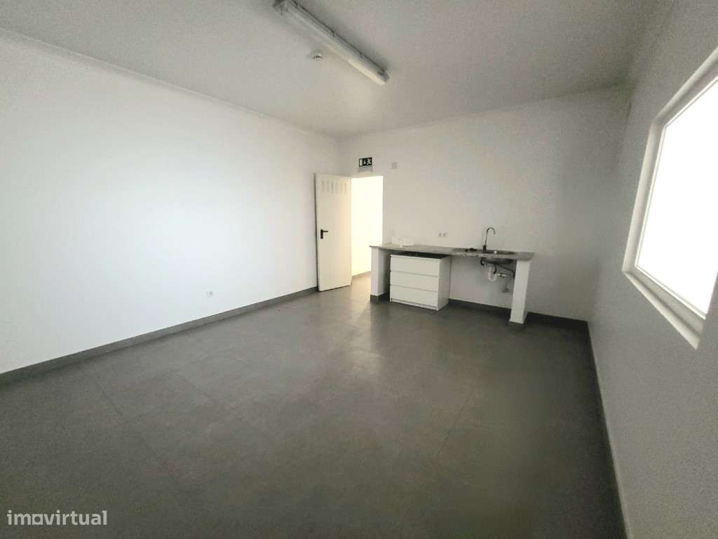Armazém amplo junto ao metro do Senhor Roubado-20