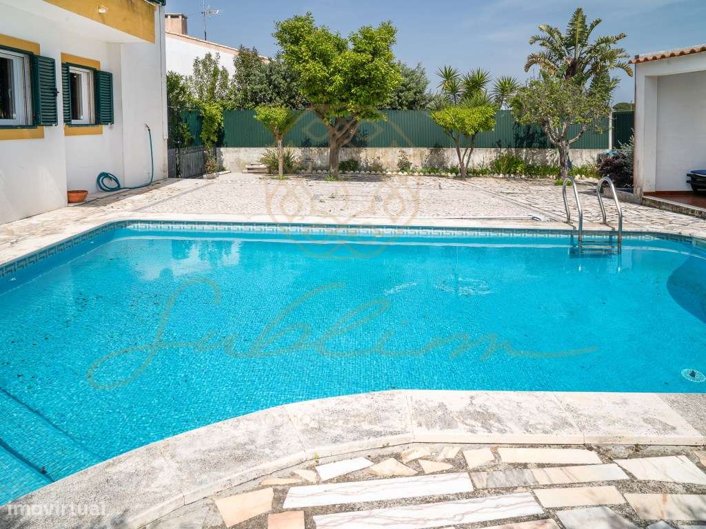 Moradia Isolada com 6 Assoalhadas , Piscina , Garagem Perto das Praias-9