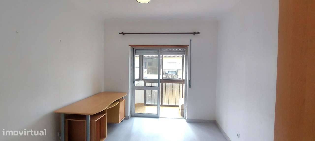 VALE FLORES - T3 REMODELADO COM SUITE NUM R/C-16