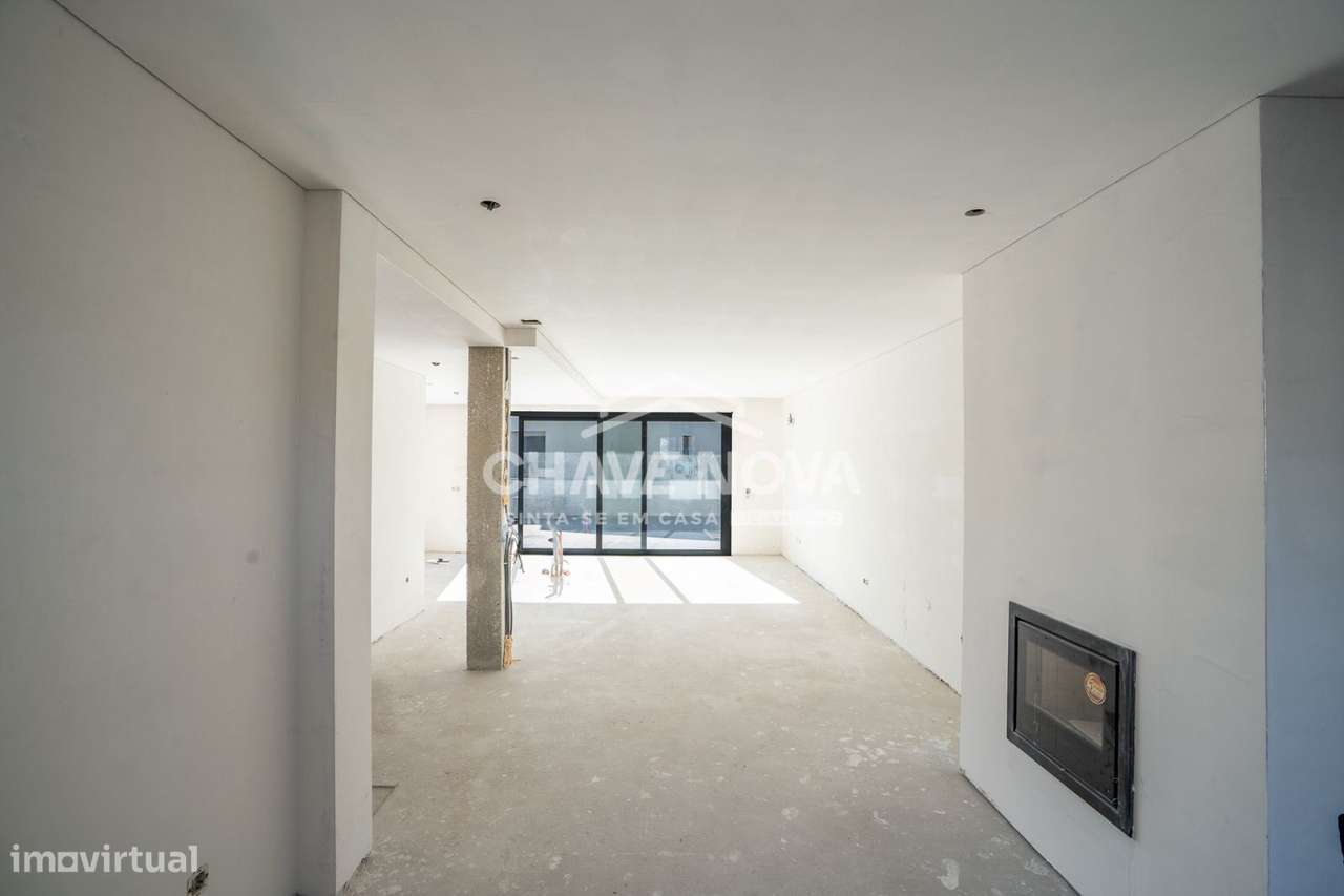 Moradia em Banda T3+1 Nova c/ Piscina na Madalena - Grande imagem: 5/24