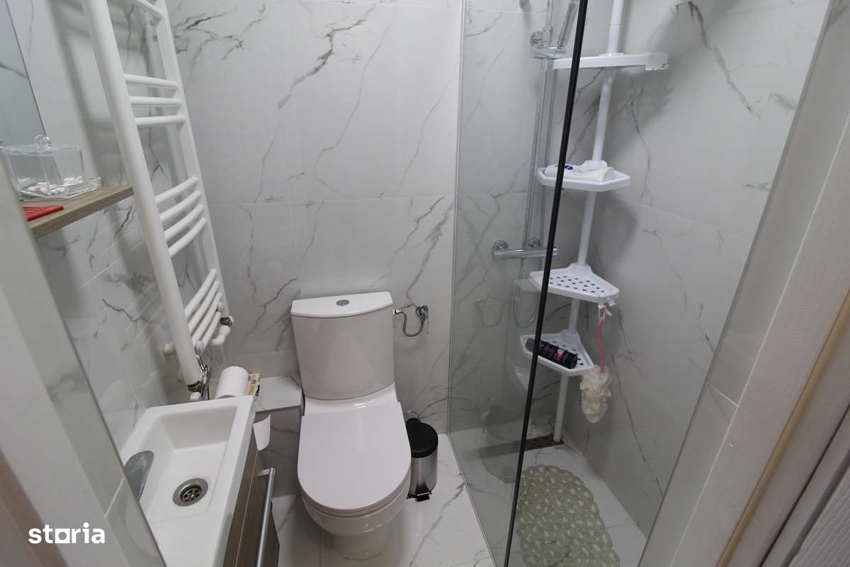 Vând apartament 3 camere în Hunedoara, zona Micro1-Teatru, etaj 4...-6