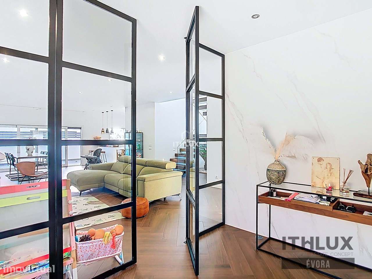 Moradia T3+1 como nova com piscina e acabamentos premium em Vila Viços - Grande imagem: 4/29