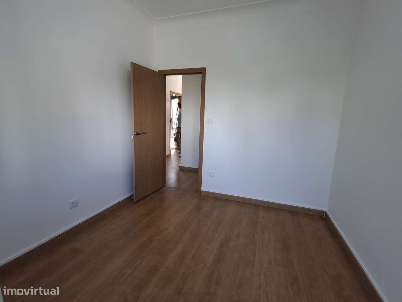 Apartamento T4 muito soalheiro, em zona central.-15