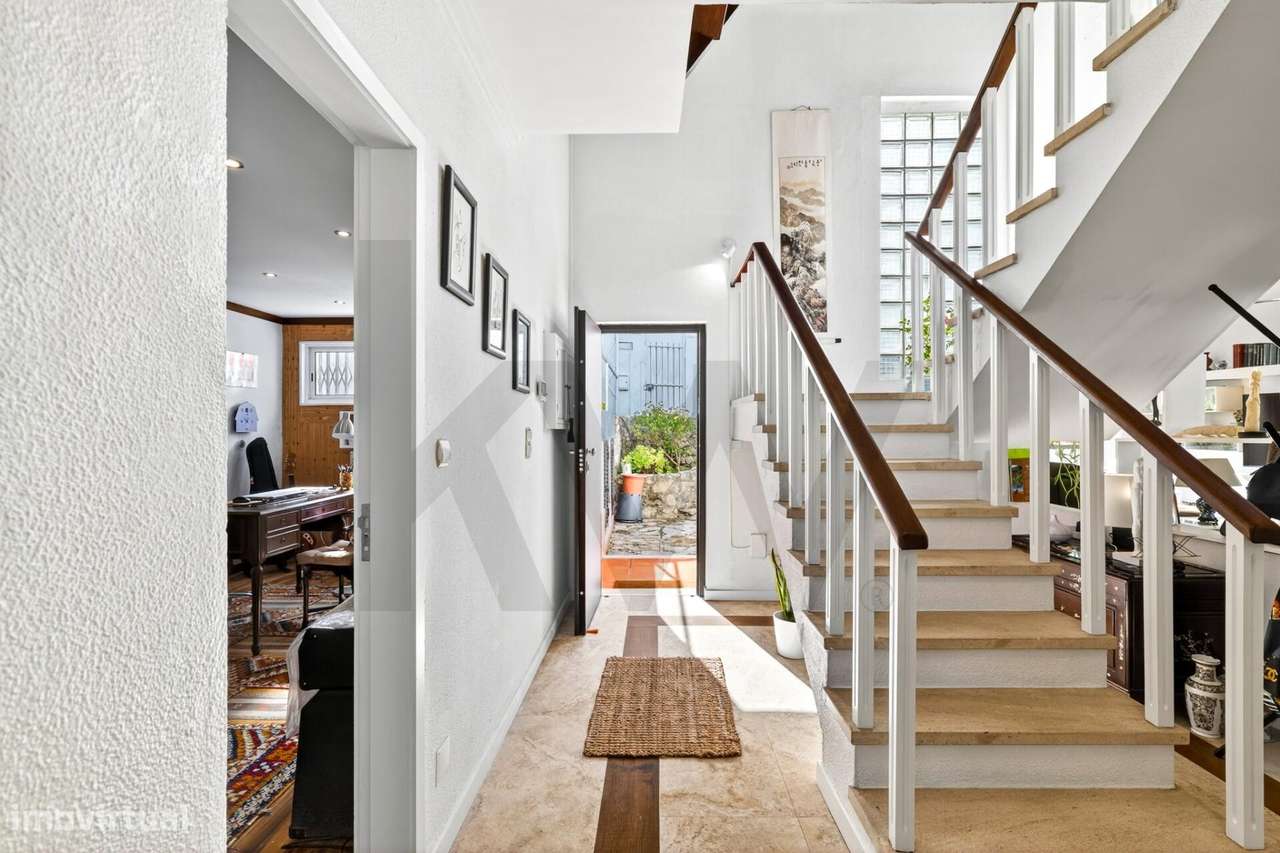 Moradia T4+1 com Piscina Coberta, Jardim e Churrasqueira em Alcoitão,-5