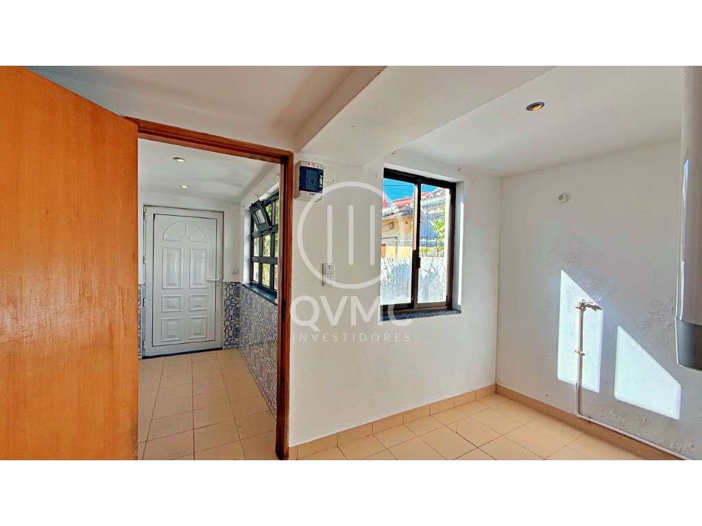 Moradia T2+1 em Mem Martins com logradouro-8