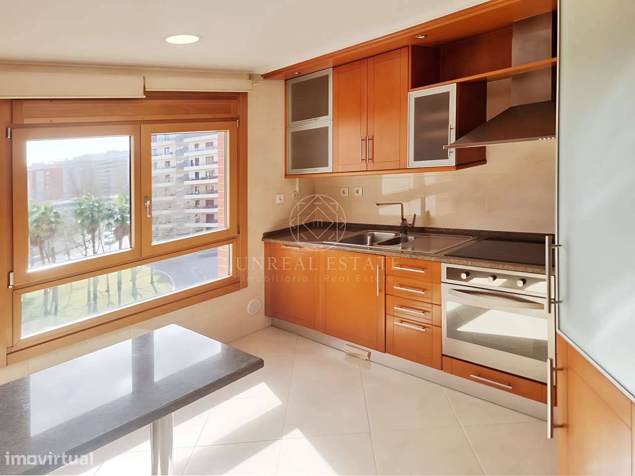 Apartamento T3, renovado, com varandas e 4 parqueamentos, Colinas do C-10