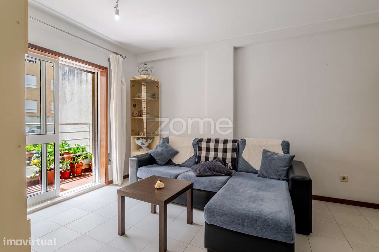 Apartamento T3 com garagem, varanda e arrumos-0