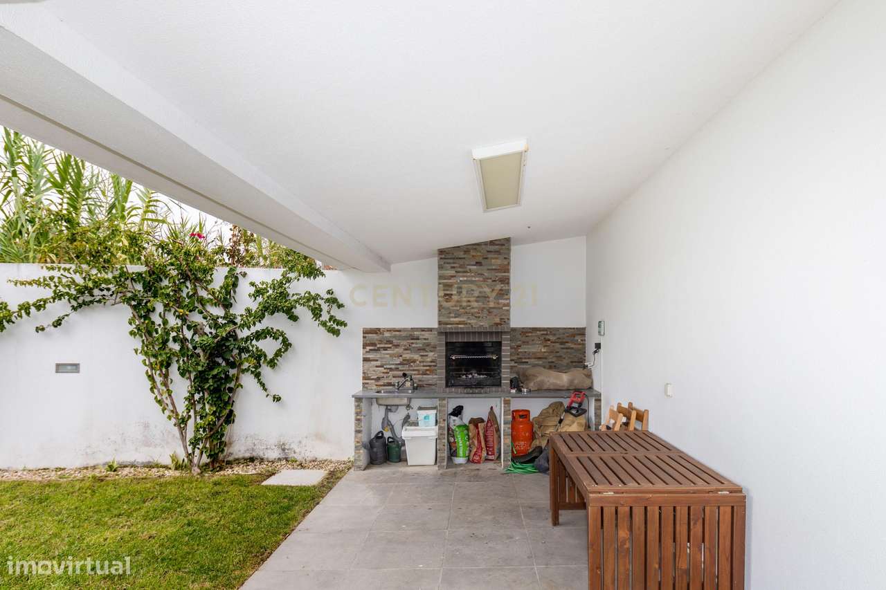 Moradia Isolada T4 de Prestígio – Bairro de São João, Sobreda-10