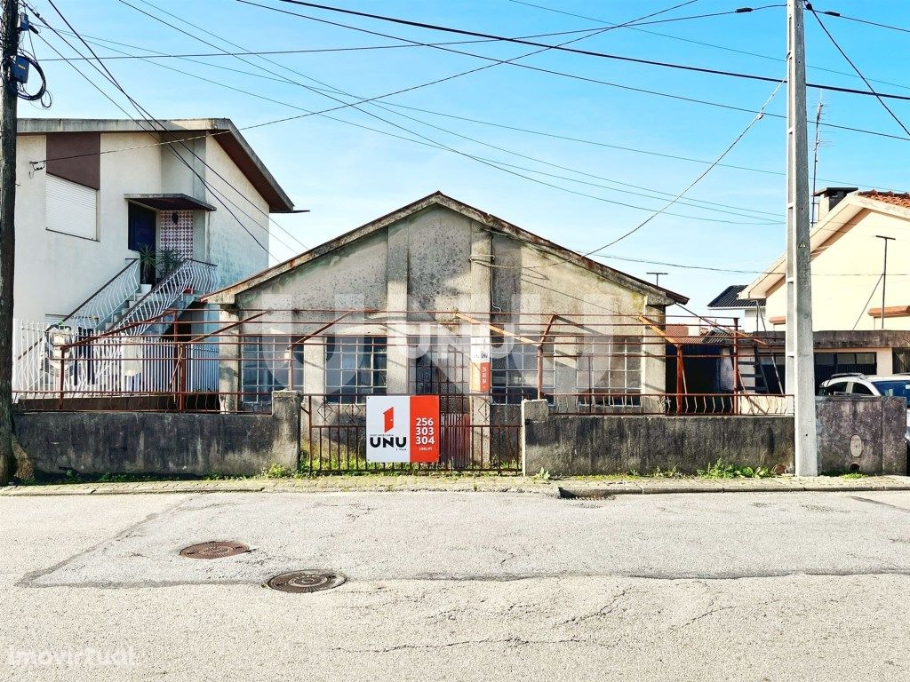 Casa térrea com logradouro, em Santa Maria da Feira