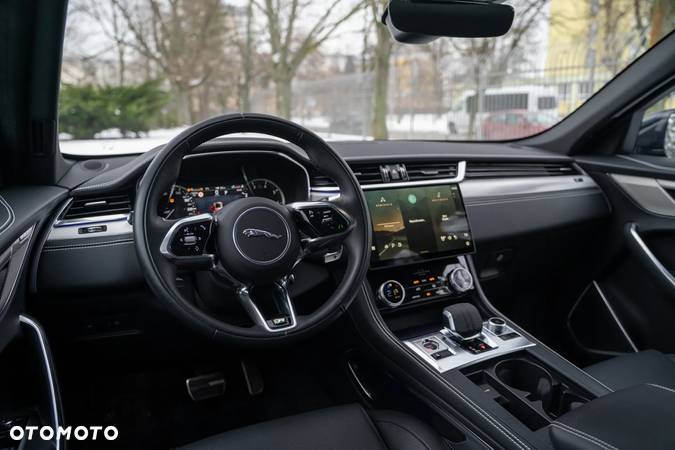 Jaguar F-Pace 2.0 P250 mHEV AWD R-Dynamic SE - 17