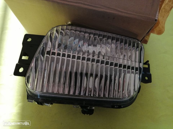 Farol nevoeiro esquerdo Mitsubishi Canter Fuso 2012--NOVO - 1