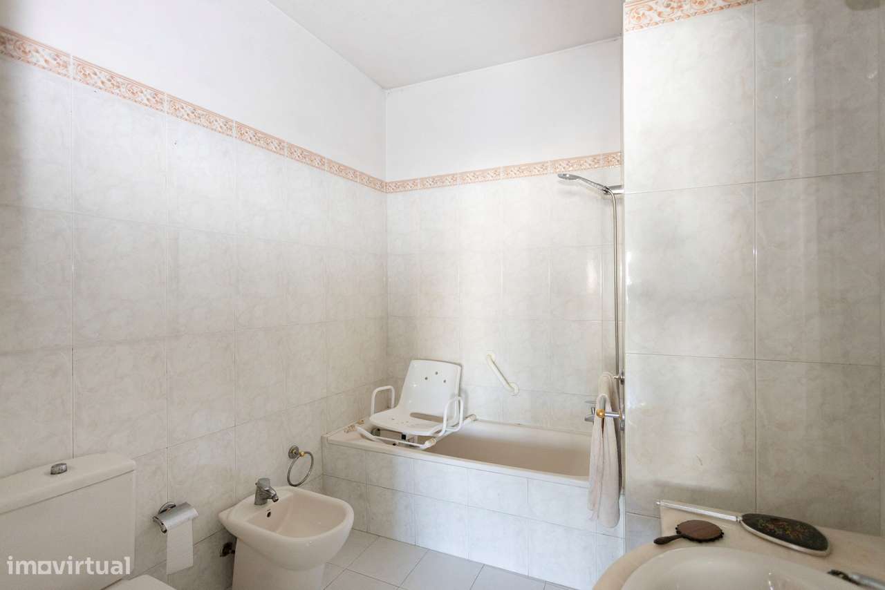Apartamento T2 com elevador, Avenida da República, Lisboa-16