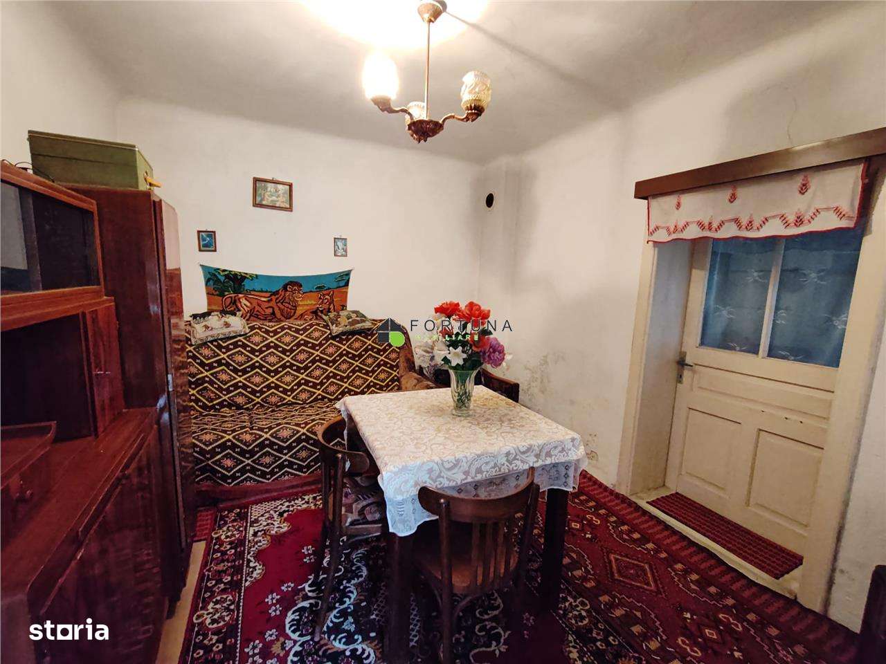 Casa , singur in curte la intrarea in ZIZIN-6