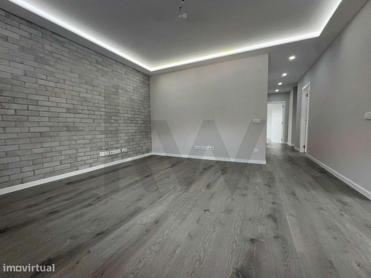 T3 Totalmente Remodelado com Quintal e Estacionamento – Caneças - Grande imagem: 1/19