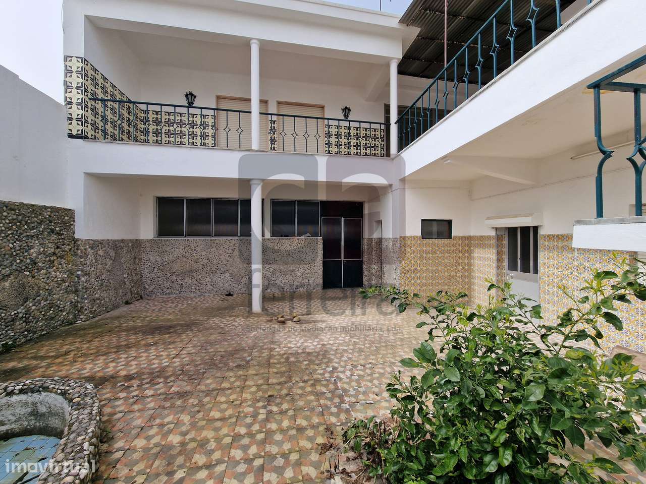 Moradia T4+2 em Almeirim com garagem e quintal-41