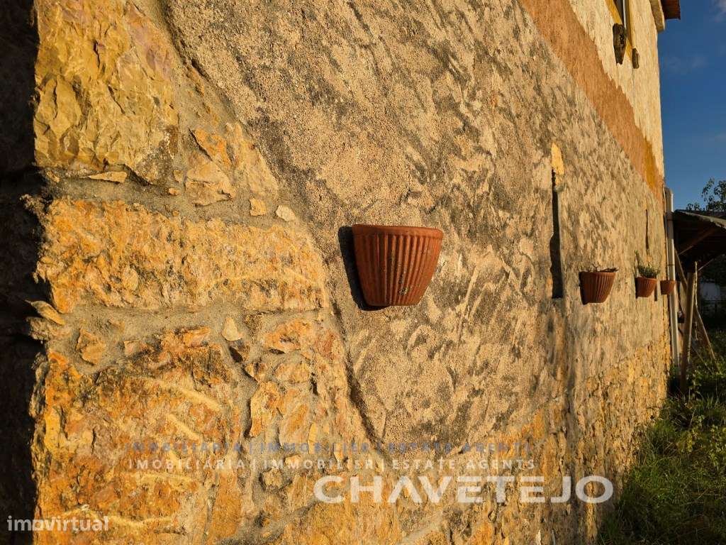 Quintinha com casa de campo em pedra para remodelar perto de bons a... - Grande imagem: 5/38
