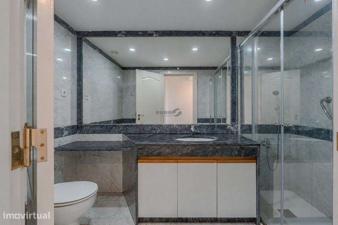 Elegante T1 com Vista Mar no Condomínio Britânia, Jardins e Piscina-5