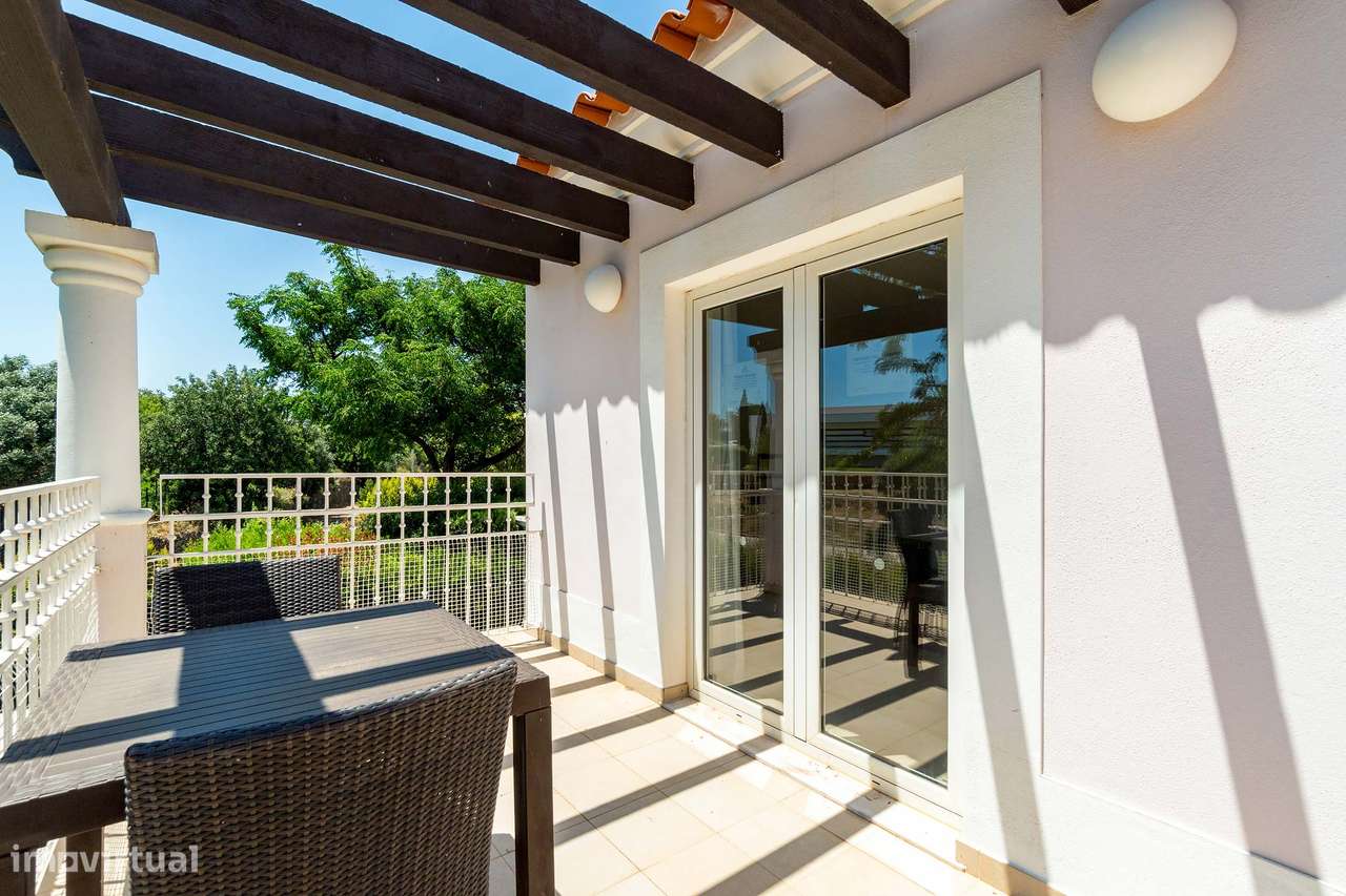 Elegante Apartamento T1 com agradável varanda em Resort-19