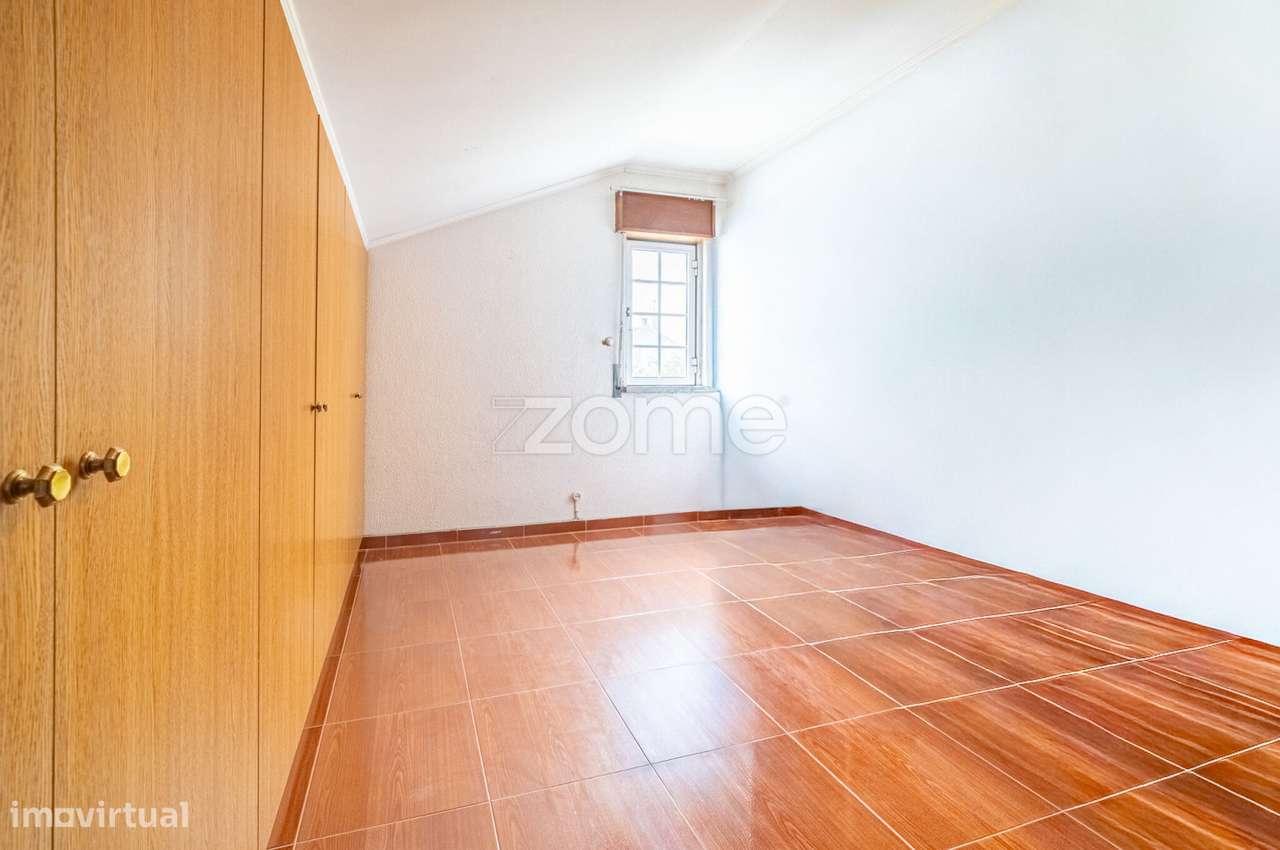Moradia Geminada T4 com Jardim e Garagem em Zona Tranquila de Camarate-37