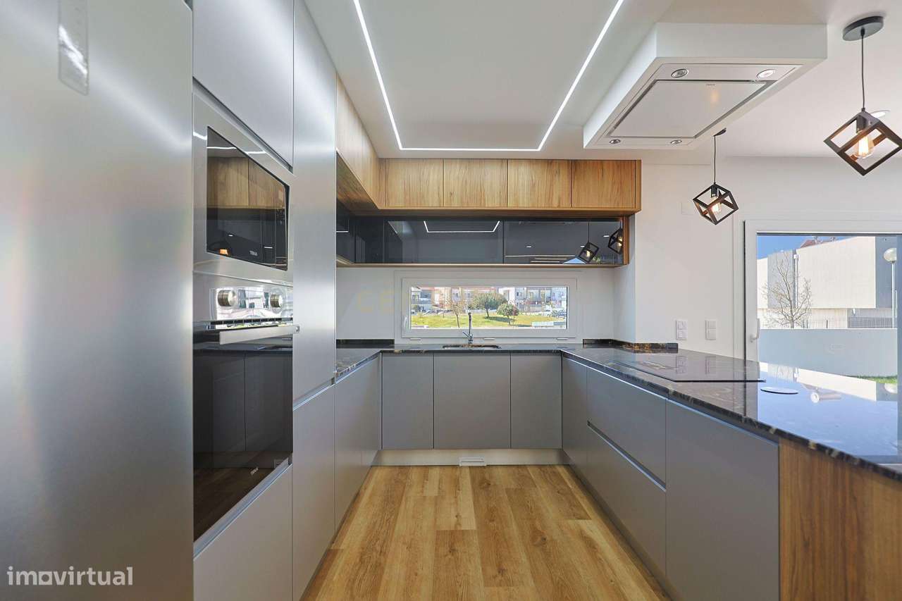 Moradia T4 em Charneca de Caparica, Almada-10