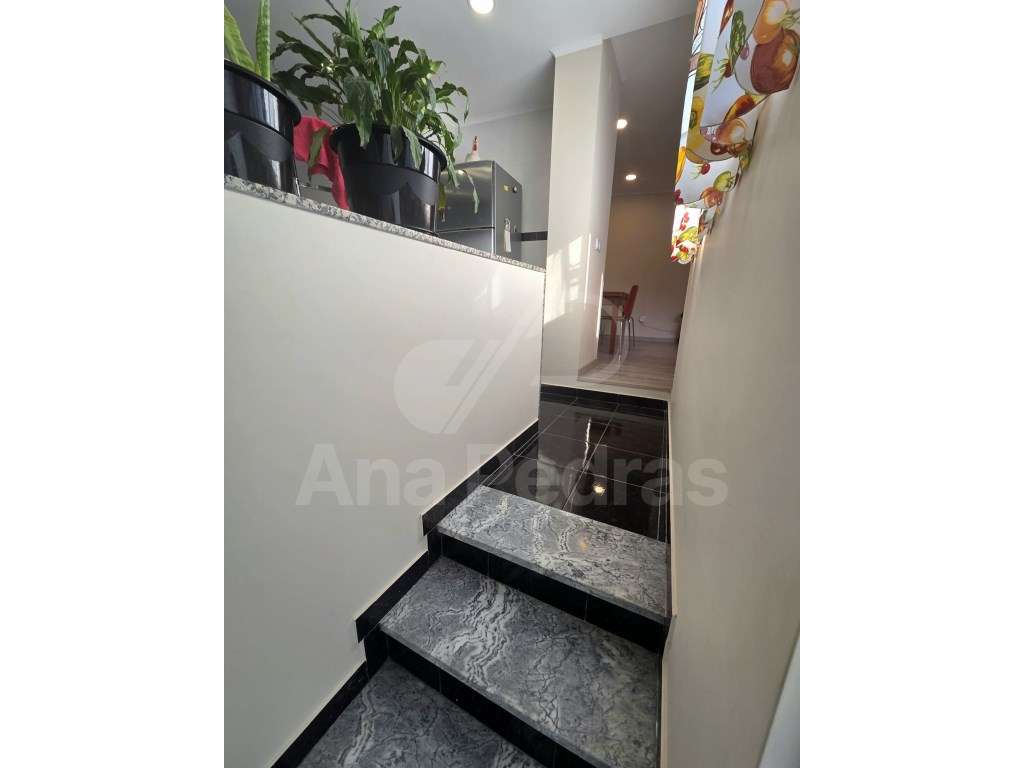 Moradia Bi-Familiar Totalmente Remodelada com Logradouro e Elevado ...-12