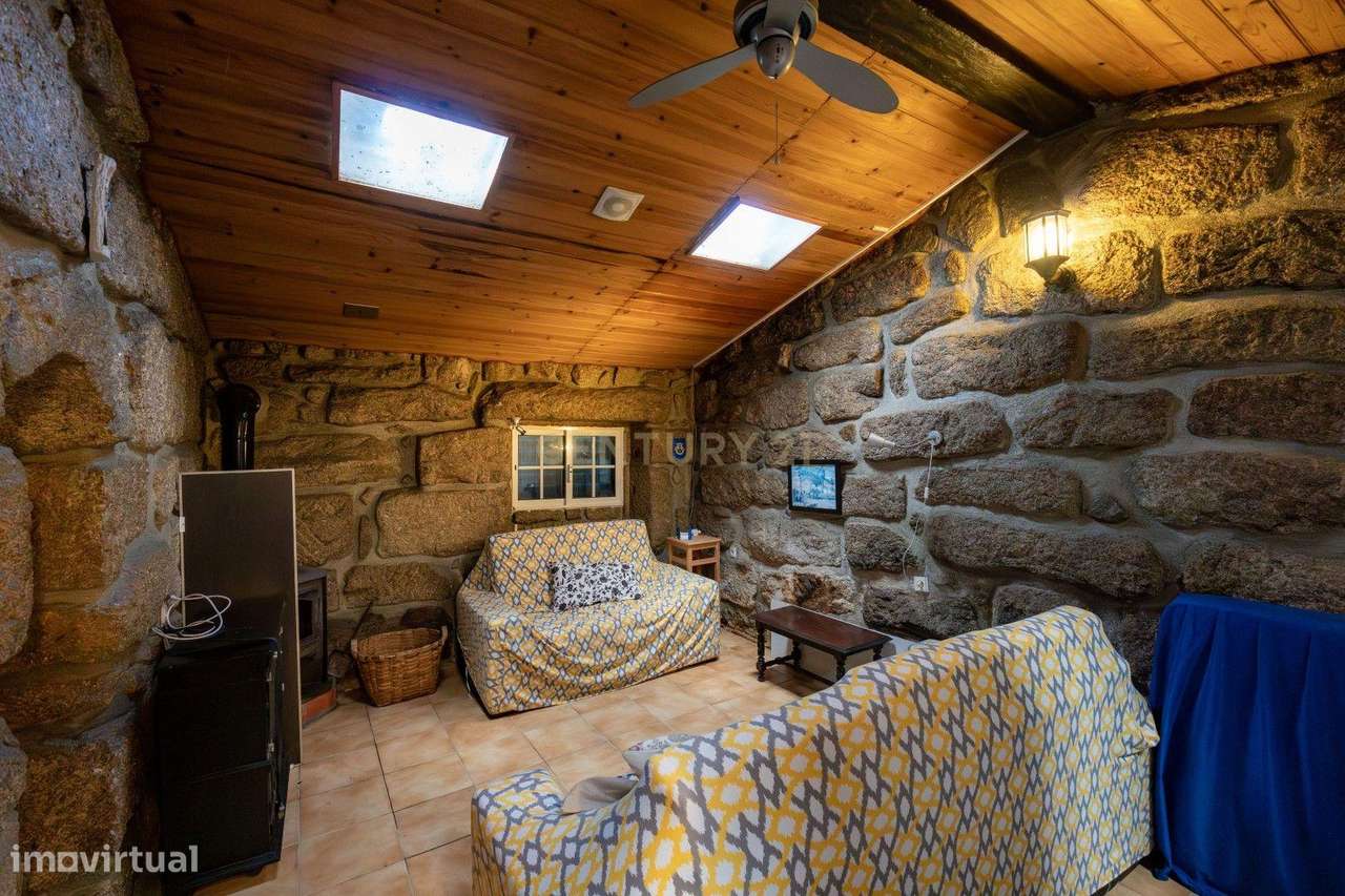 Duas Casas de Pedra com entradas independentes transformados numa habi - Grande imagem: 2/37