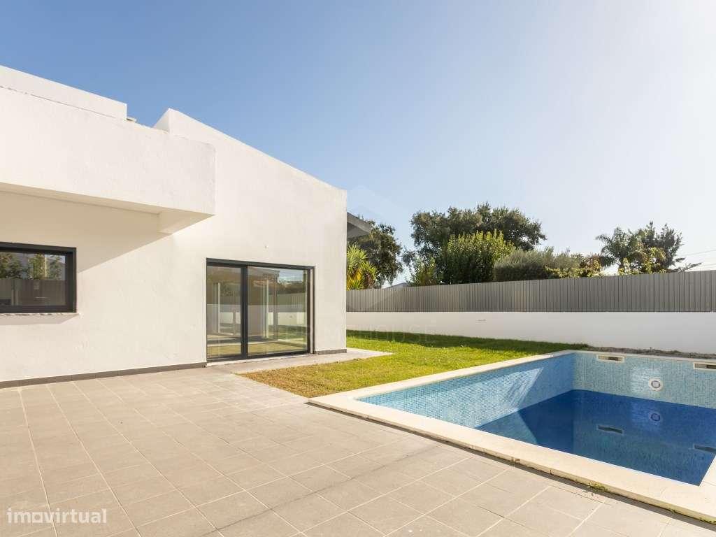 Moradia isolada T5 acabamentos Premium/ piscina e garagem-11