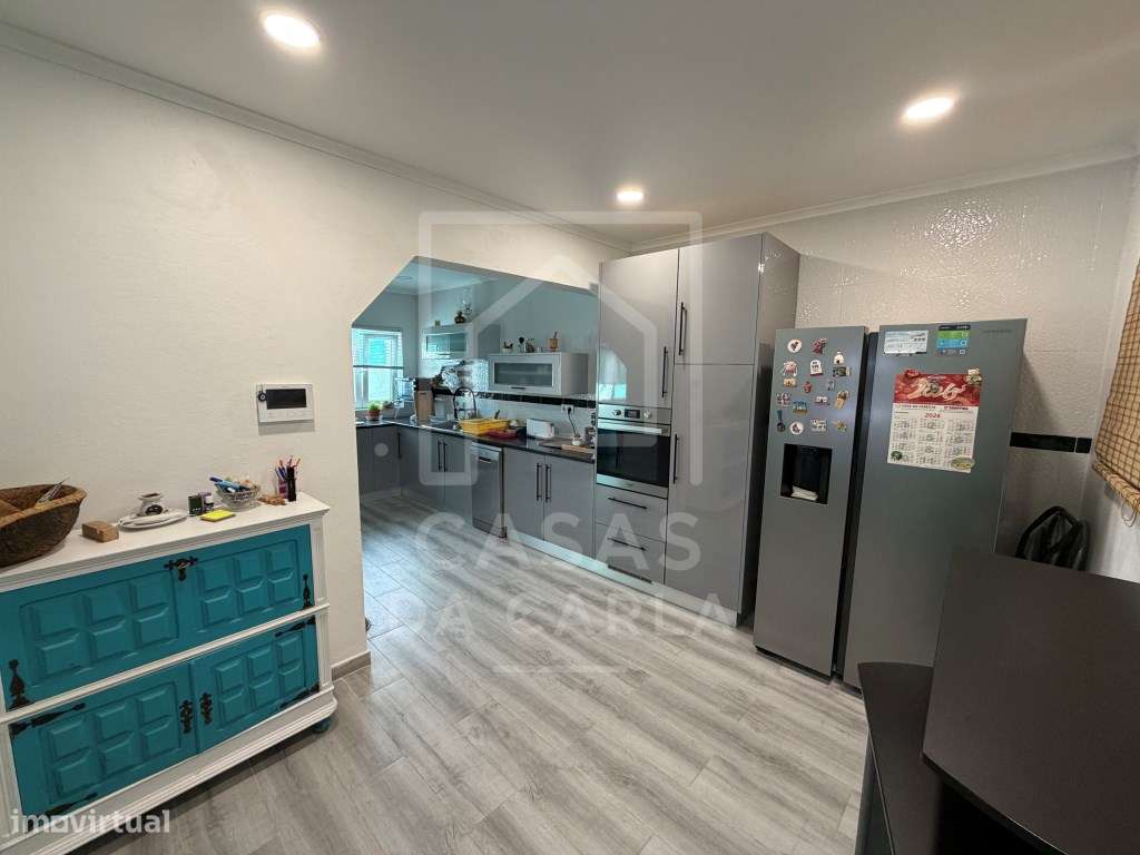 Moradia T2 com garagem e piscina completamente renovada em Canhestros-10